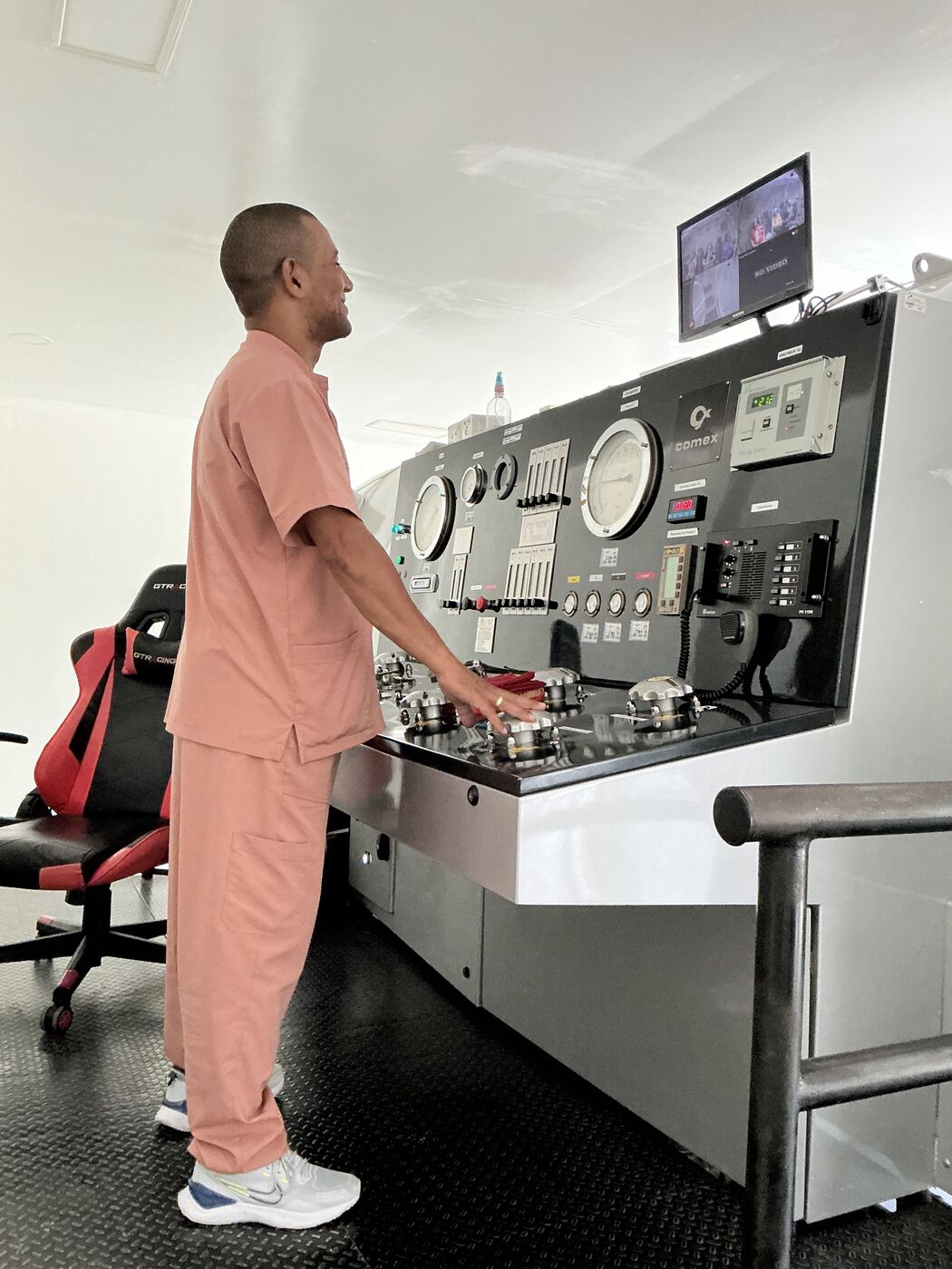 Panel de control de cámara hiperbárica para atención de emergencias descompresivas