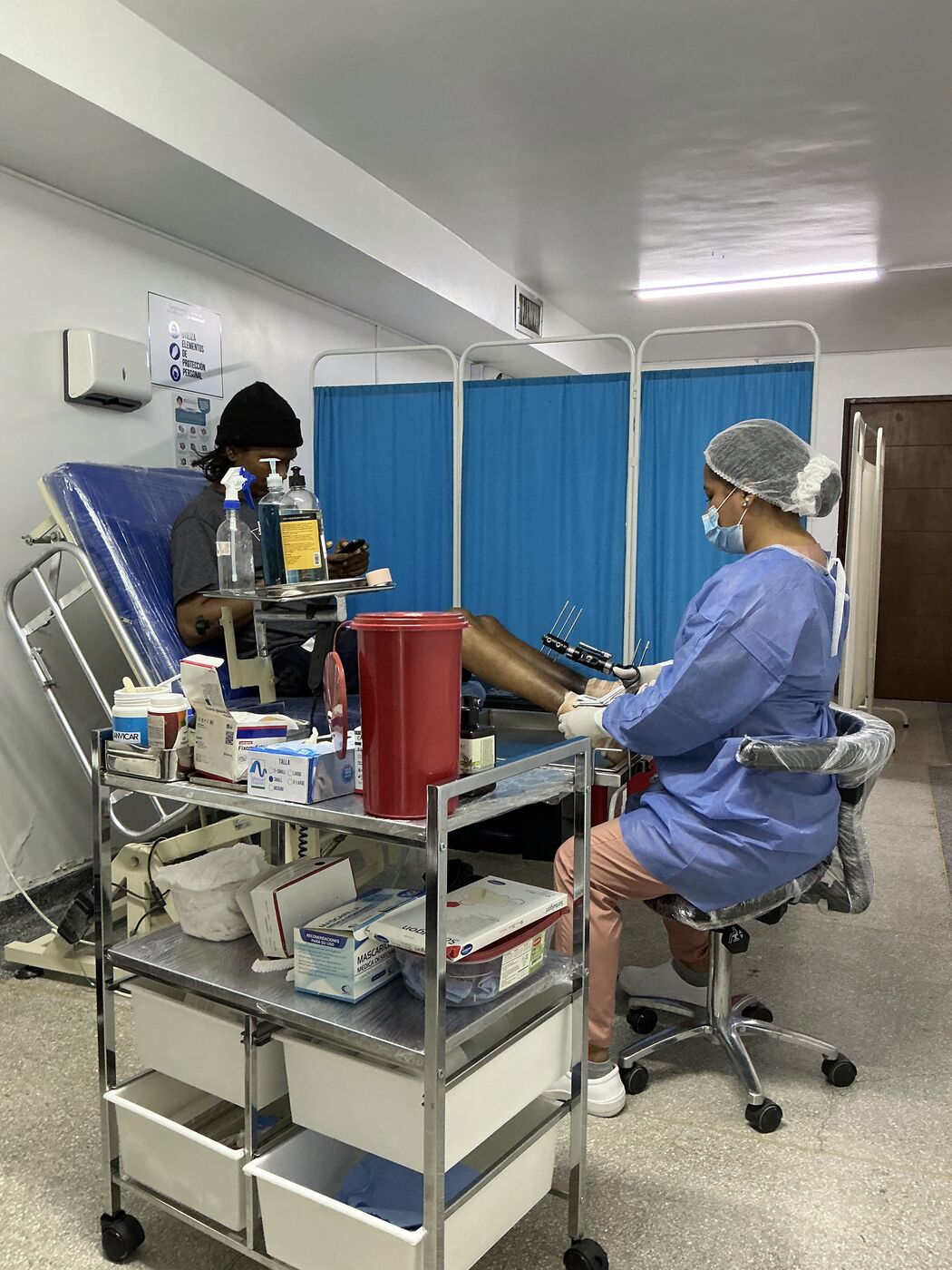 Procedimiento de cuidado avanzado de herida con instrumental estéril